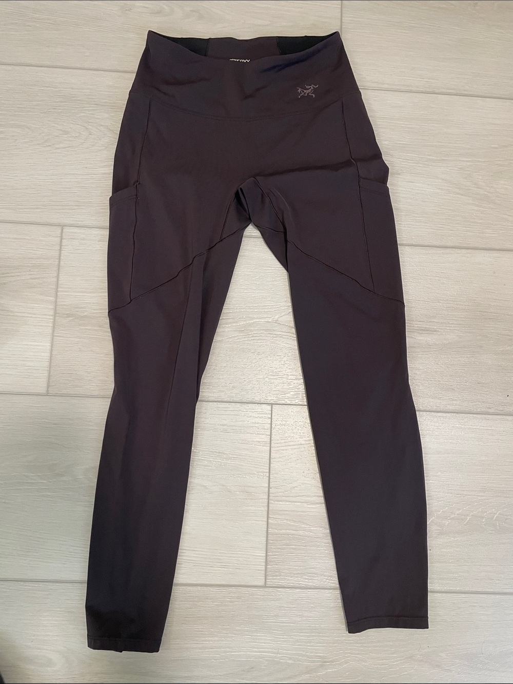 Arc'teryx Women's Dark Black Athletic High-Rise Leggings with Side Pockets